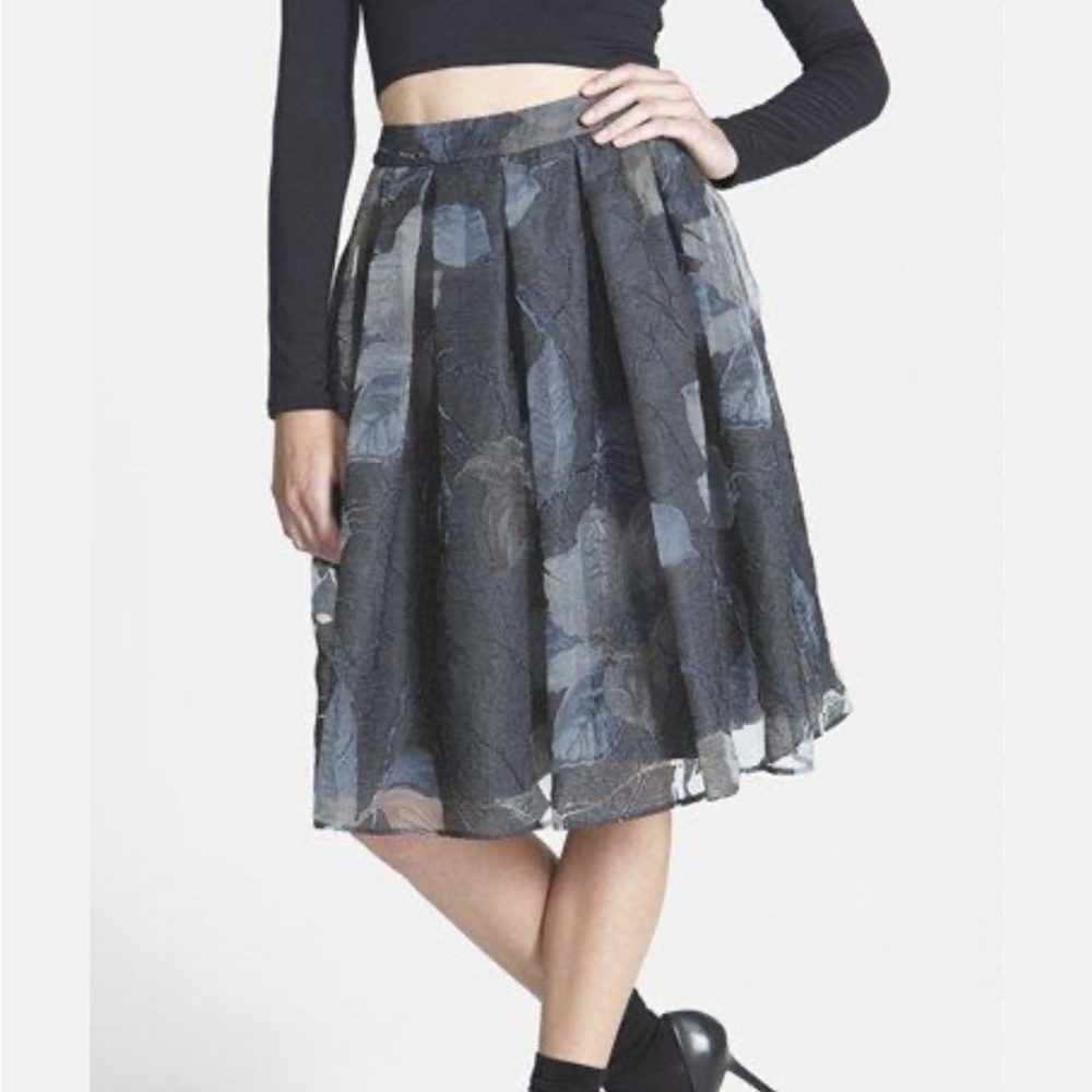 ASTR floral jacquard midi skirt . Size Xs